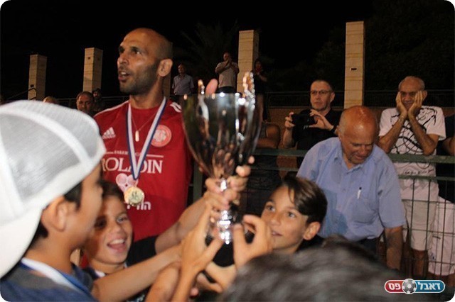 ילדי שחקני הפועל רמת גן עם הגביע (רז עזיז)